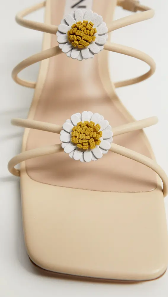 Sandalia piel tacón flores.