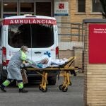 Un sanitario traslada a una paciente al antiguo Hospital La Fe de Valencia