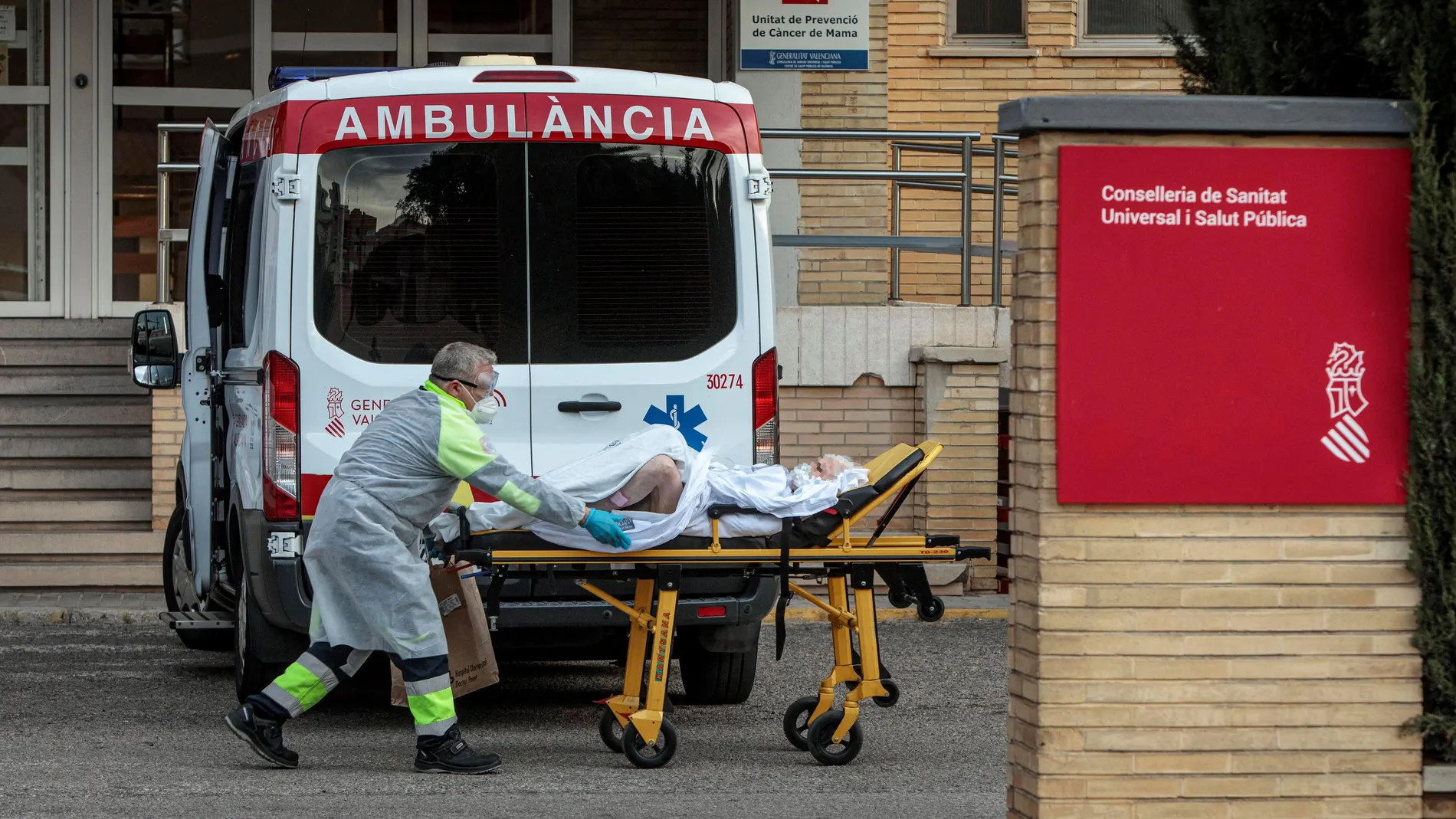 Un sanitario traslada a una paciente al antiguo Hospital La Fe de Valencia
