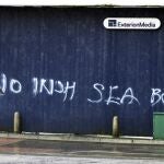 Una mujer pasa frente a un graffiti en el que se puede leer "No a la frontera marítima irlandesa" en el centro de Belfast, Irlanda del Norte
