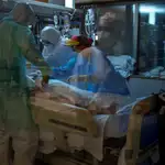 Sanitarios atienden a un paciente con coronavirus en la UCI del Complejo Universitario de Ourense