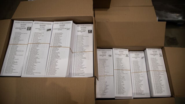 Material electoral para los próximos comicios de Cataluña en un almacén del Ayuntamiento de Barcelona