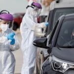 Dos sanitarios realizan PCR a las puertas del hospital de campaña de La Fe el año pasado