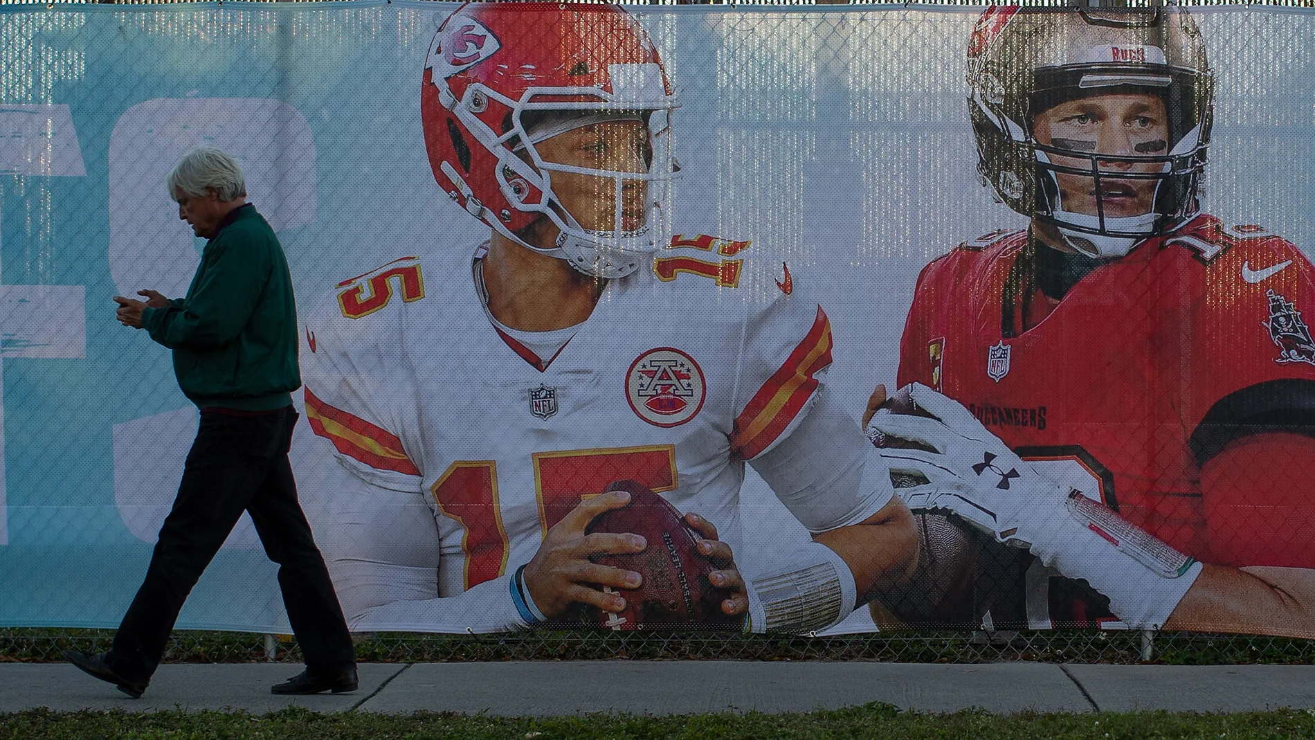Un cartel en las calles de Tampa anuncia el duelo estelar de la Super Bowl entre Patrick Mahomes y Tom Brady, es decir, entre Kansas City Chiefs y Tampa Bay Buccaneers
