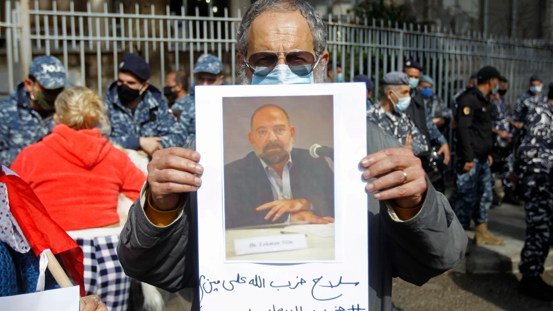 Foto de Lokman Slim con la frase "¿Armas de Hezbolá contra quién? Armas del terrorismo" durante una protesta en Beirut