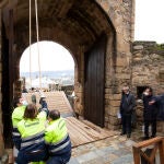 El alcalde de Ponferrada, Olegario Ramón (3D), inaugura la obra de reparación del puente de entrada al Castillo de los Templarios, acompañado por el arquitecto director de los trabajos, Fernando Cobos (D)