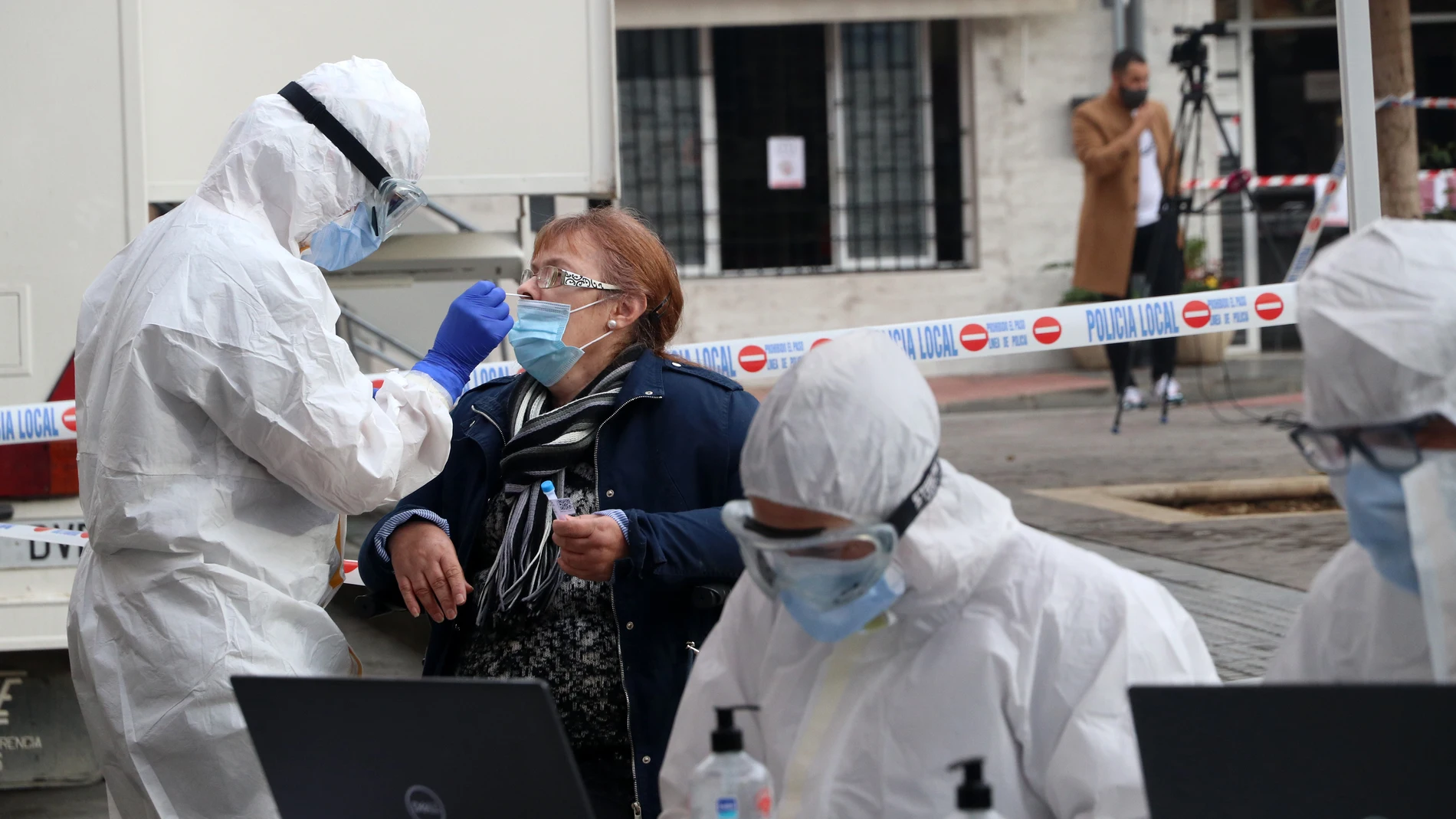 Sanitarios de la Junta de Andalucía, haciendo los test rápidos de antígenos PCR, en un cribado masivo en la barriada malagueña de La Luz