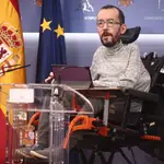 El portavoz parlamentario de Unidas Podemos, Pablo Echenique, interviene en una rueda de prensa convocada en el Congreso de los Diputados, en Madrid