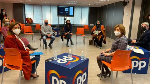 María José Catalá e Isabel Bonig, esta mañana con los hosteleros