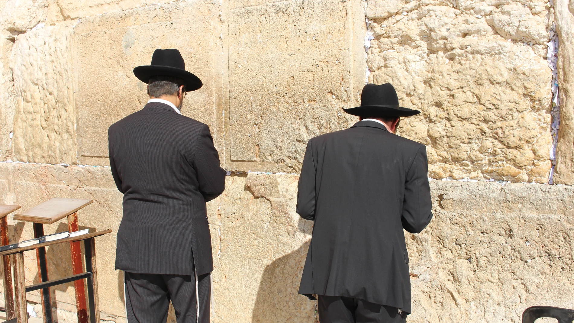 Dos judíos rezan ante el Muro de las Lamentaciones