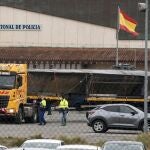 El primer narcosubmarino interceptado en aguas europeas hace poco más de un año en la playa de Foxos, en la ría pontevedresa de Aldán, ha llegado este jueves a la Escuela de Policía de Ávila
