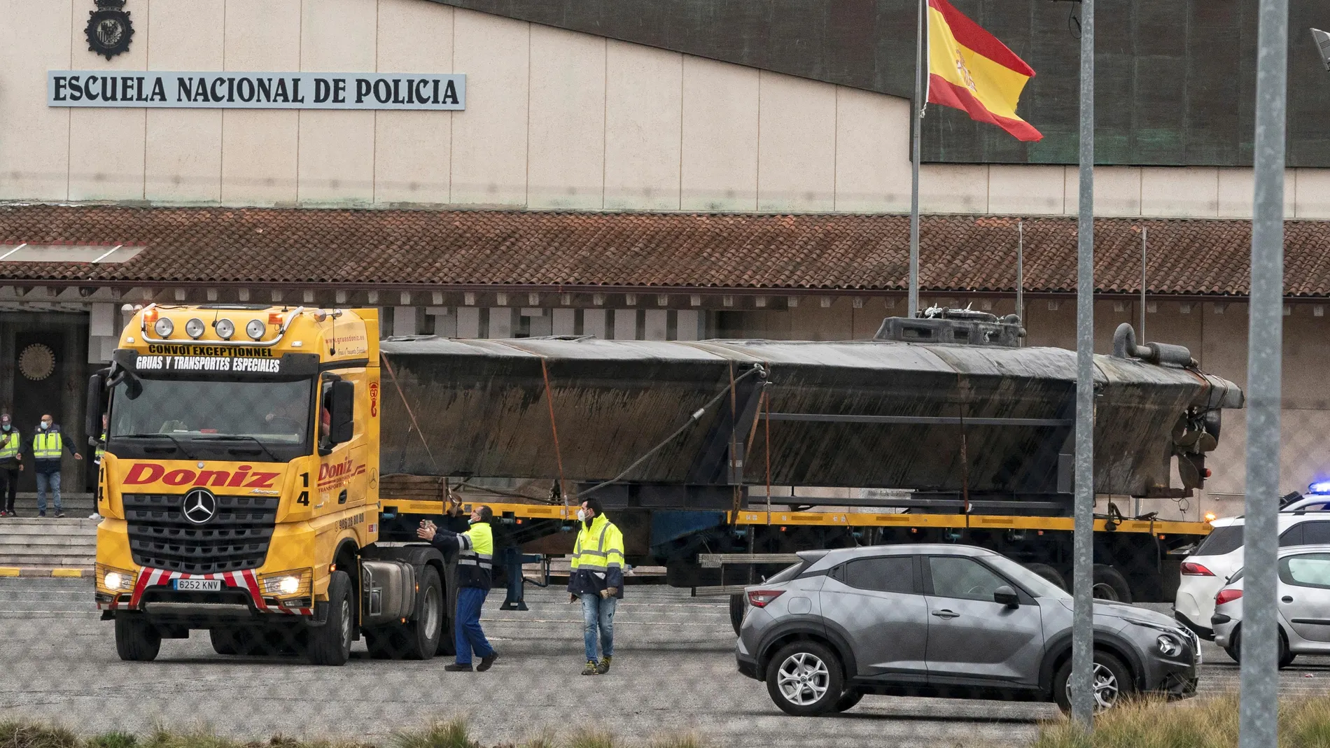 El primer narcosubmarino interceptado en aguas europeas hace poco más de un año en la playa de Foxos, en la ría pontevedresa de Aldán, ha llegado este jueves a la Escuela de Policía de Ávila