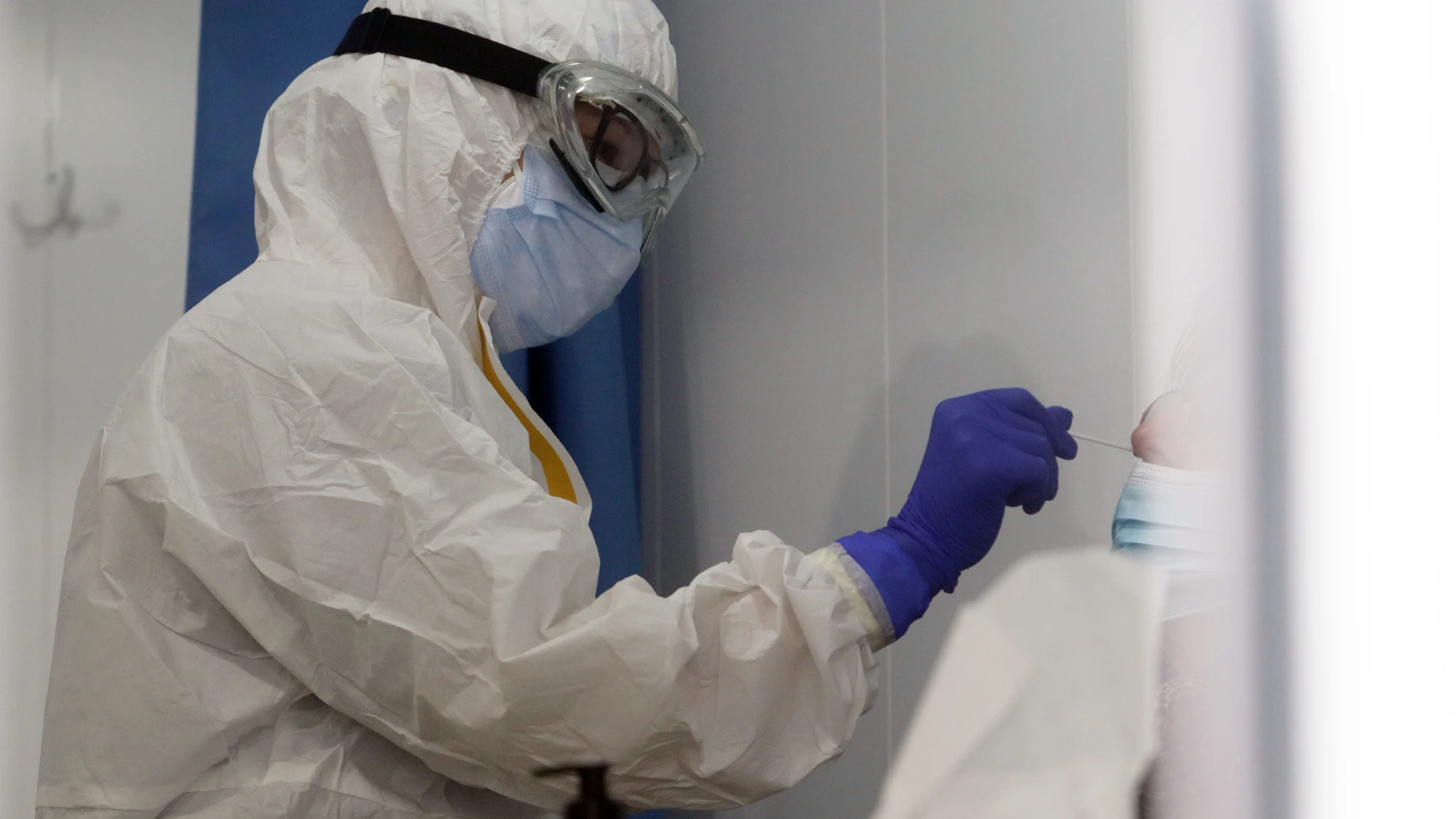 Sanitarios de la Junta de Andalucía, haciendo los test rápidos de antígenos PCR