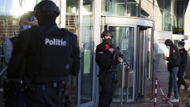 La policía patrulla durante el juicio de cuatro personas, incluido un diplomático iraní y una pareja belga-iraní en el tribunal de Amberes