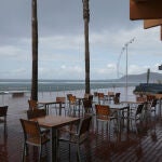La terraza de un bar, bajo la lluvia en Las Palmas de Gran Canaria, en Canarias (España). Europa Press
