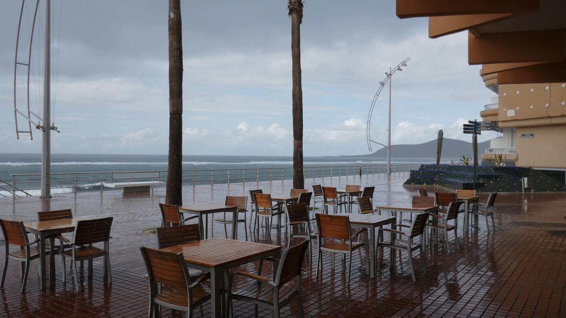 La terraza de un bar, bajo la lluvia en Las Palmas de Gran Canaria, en Canarias (España). Europa Press