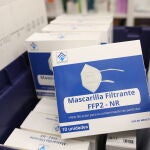 Cajas de mascarillas FFP2 en una farmacia