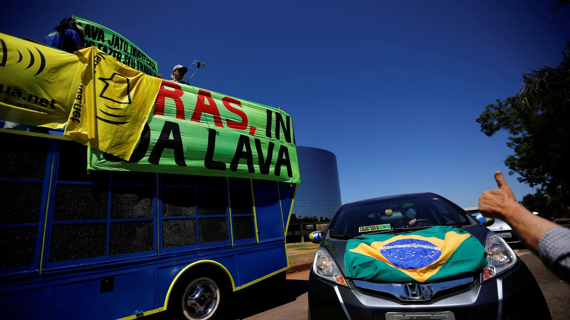 FILE PHOTO: Demonstrators take part in a motorcade in support of the "Lava Jato" (Car Wash) corruption investigation in front of headquarters of the Attorney General in Brasilia, Brazil September 6, 2020. REUTERS/Adriano Machado/File Photo