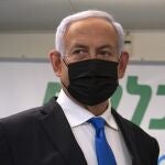 El primer ministro israelí, Benjamin Netanyahu, visita un centro de vacunación contra el coronavirus en la ciudad árabe de Nazaret