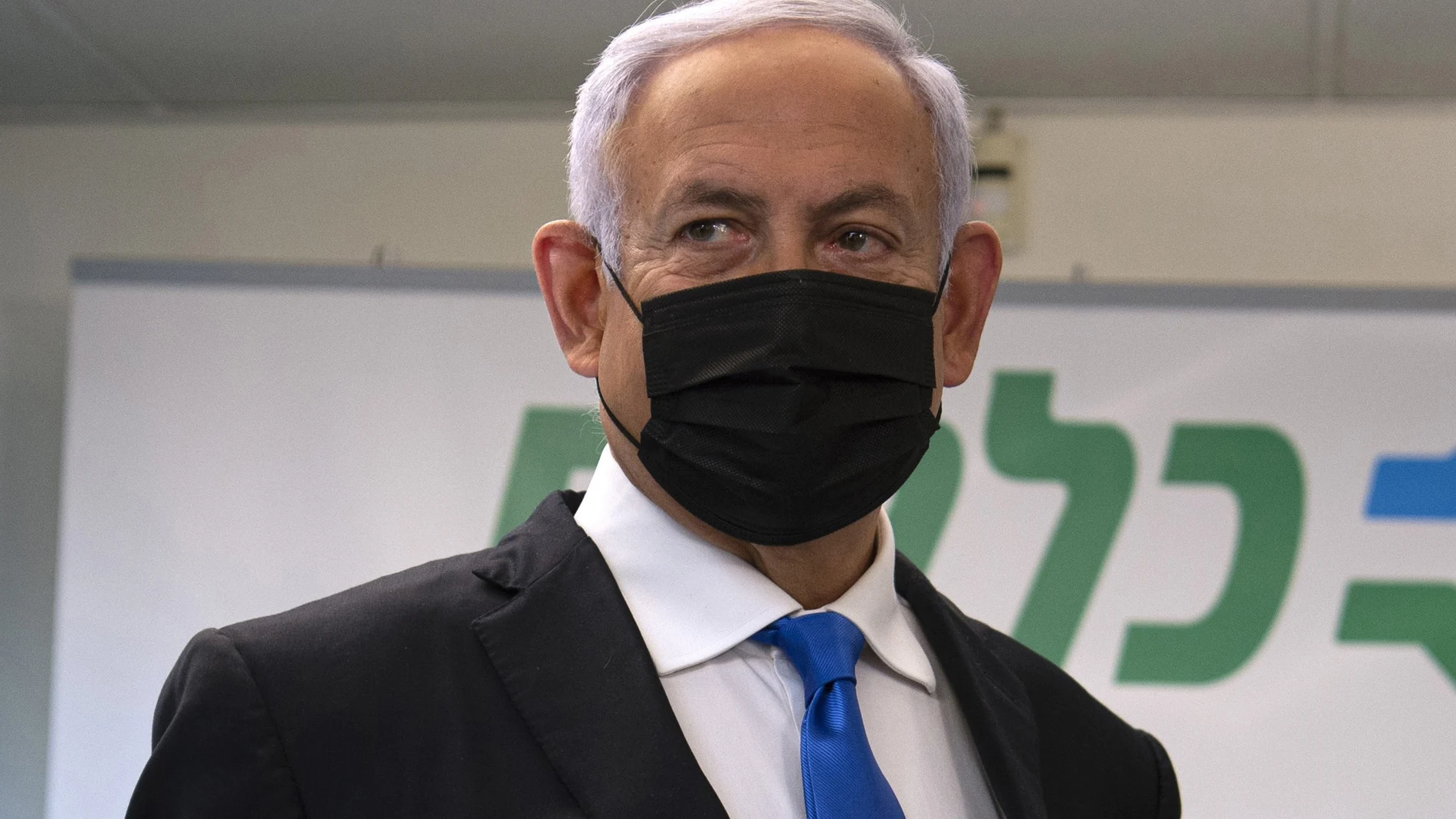 El primer ministro israelí, Benjamin Netanyahu, visita un centro de vacunación contra el coronavirus en la ciudad árabe de Nazaret
