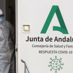 Sanitarios de la Junta de Andalucía, preparados para hacer los test rápidos de antígenos PCR. Álex Zea / Europa Press