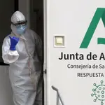Sanitarios de la Junta de Andalucía, preparados para hacer los test rápidos de antígenos PCR. Álex Zea / Europa Press