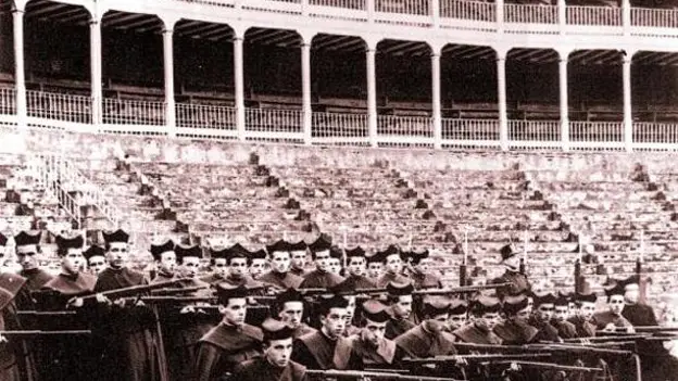 La misteriosa y falsa foto de unos seminaristas con fusiles en 1936