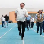 El presidente brasileño, Jair Bolsonaro, participa en una carrera simbólica con otros funcionarios durante su visita al Centro Nacional de Atletismo