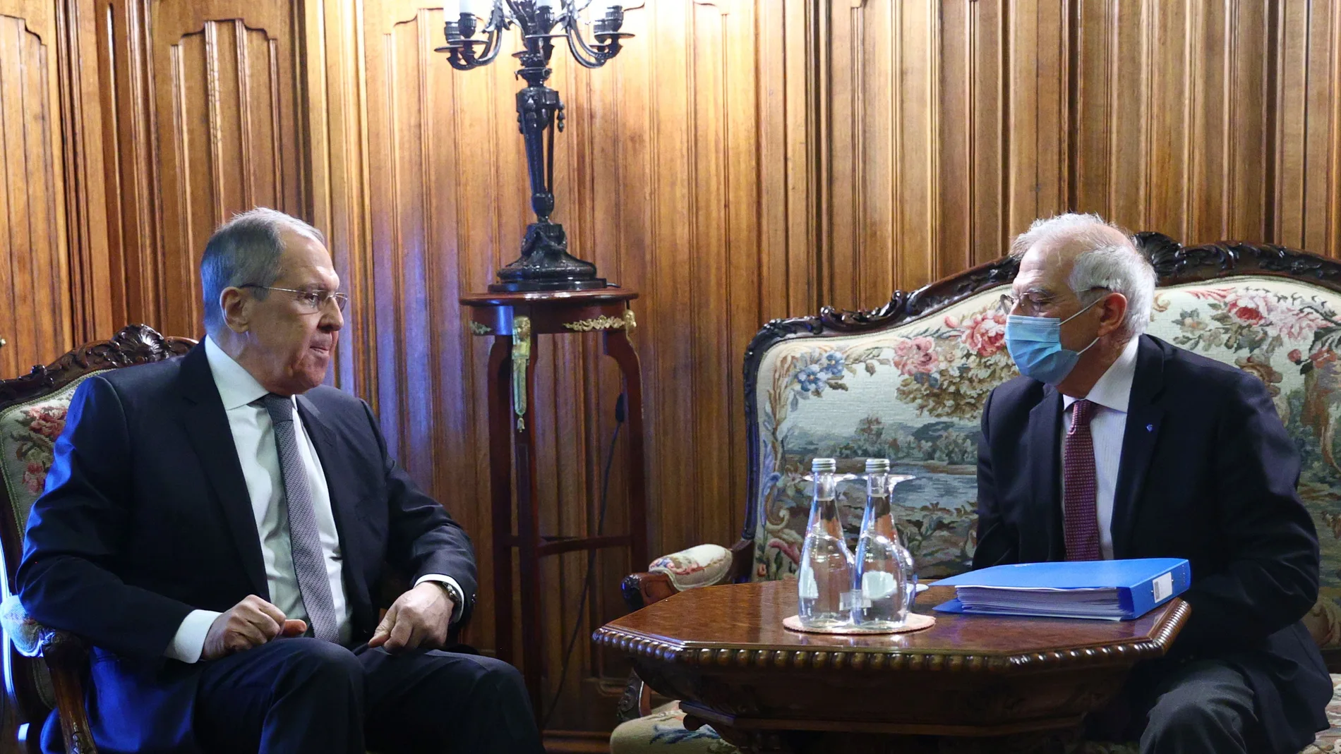 El Ministro de Relaciones Exteriores de Rusia, Sergei Lavrov (izq.), y el Alto Representante de la UE para Asuntos Exteriores y Política de Seguridad. Josep Borrell (R) durante su reunión en Moscú
