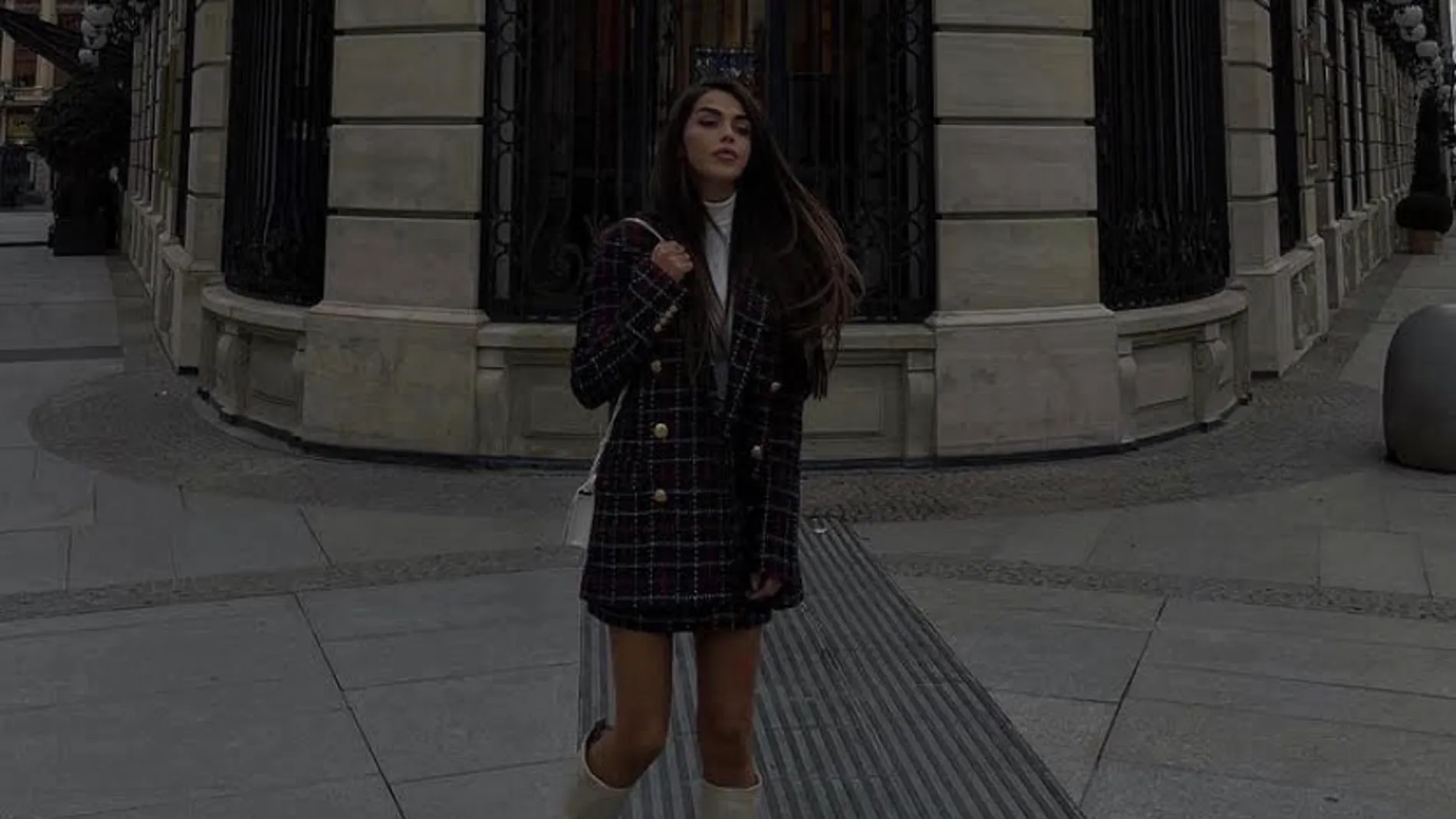 Violeta Mangriñán con conjunto y botas de Zara.