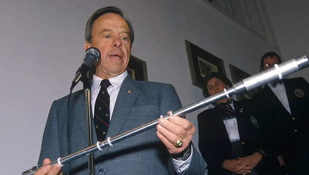 Alan Shepard, con el palo de golf que utilizó en la Luna.