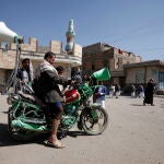 Yemeníes aliados de los huríes se reúnen frente a una mezquita en Saná