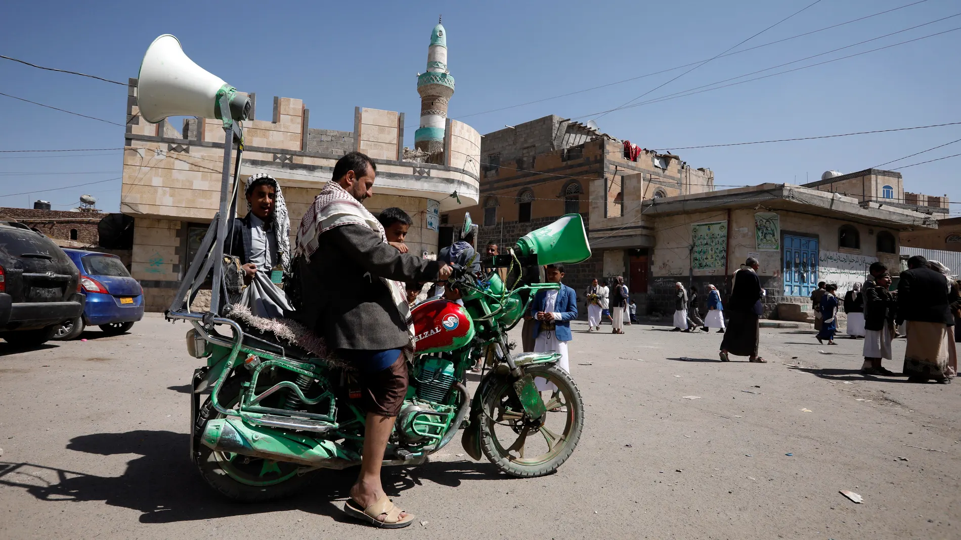 Yemeníes aliados de los huríes se reúnen frente a una mezquita en Saná