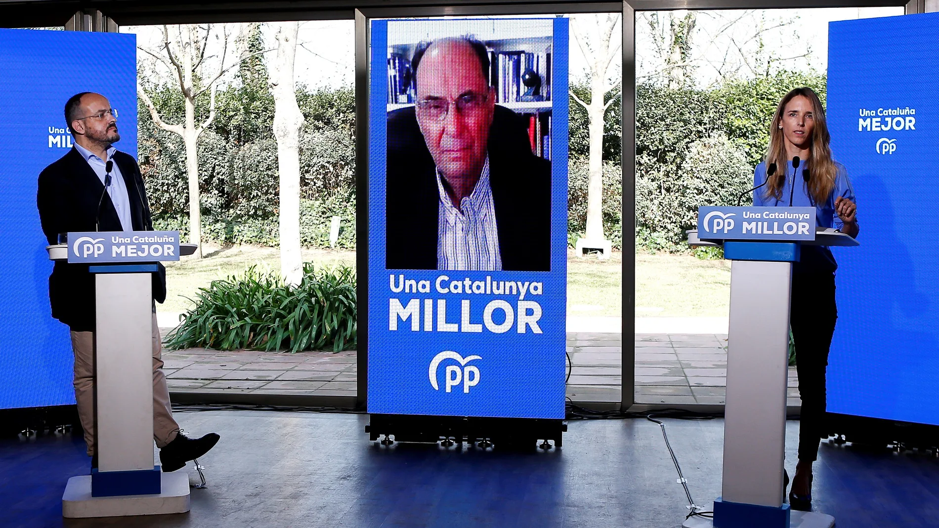 El candidato del PPC a la Generalitat, Alejandro Fernández, la diputada en el Congreso Cayetana Álvarez de Toledo, y el exlíder del PPC Alejo Vidal-Quadras (en pantalla) durante el acto electoral que han realizado este viernes en Barcelona.