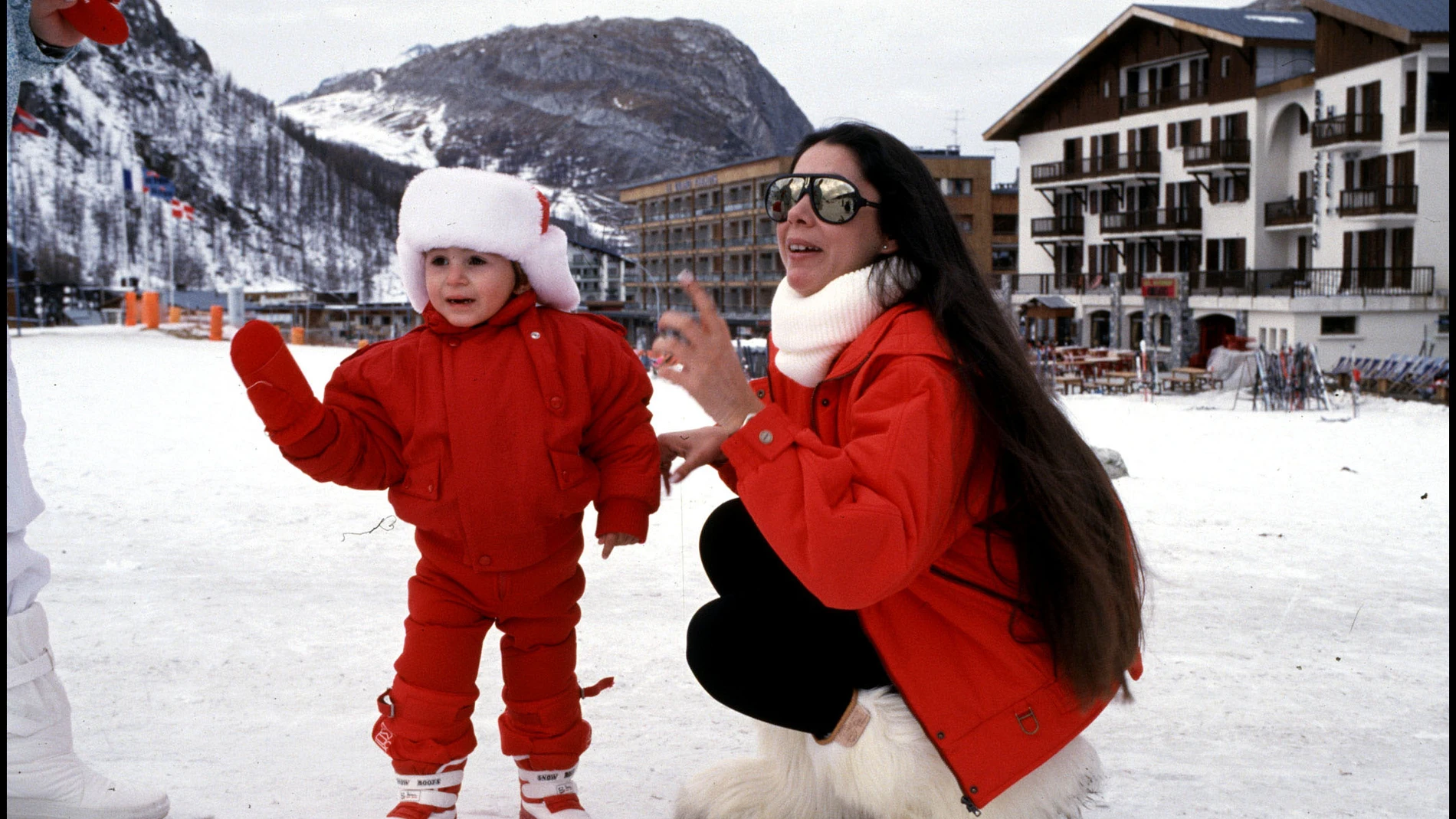 Isabel Pantoja posa con su hijo durante unas vacaciones a la nieve