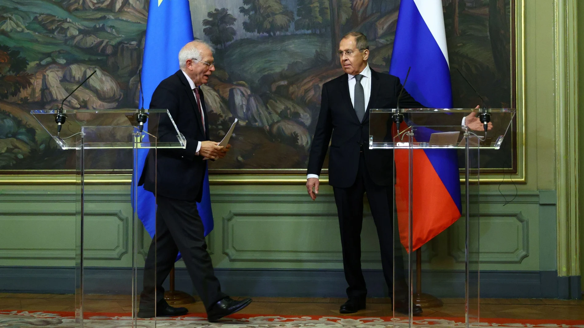 El ministro de Exteriores, Sergei Lavrov, y el jefe de la diplomacia europea, Josep Borrell, en Moscú