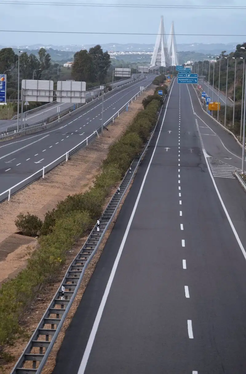 Vista de la autovía A-49, con el puente internacional al fondo estos días