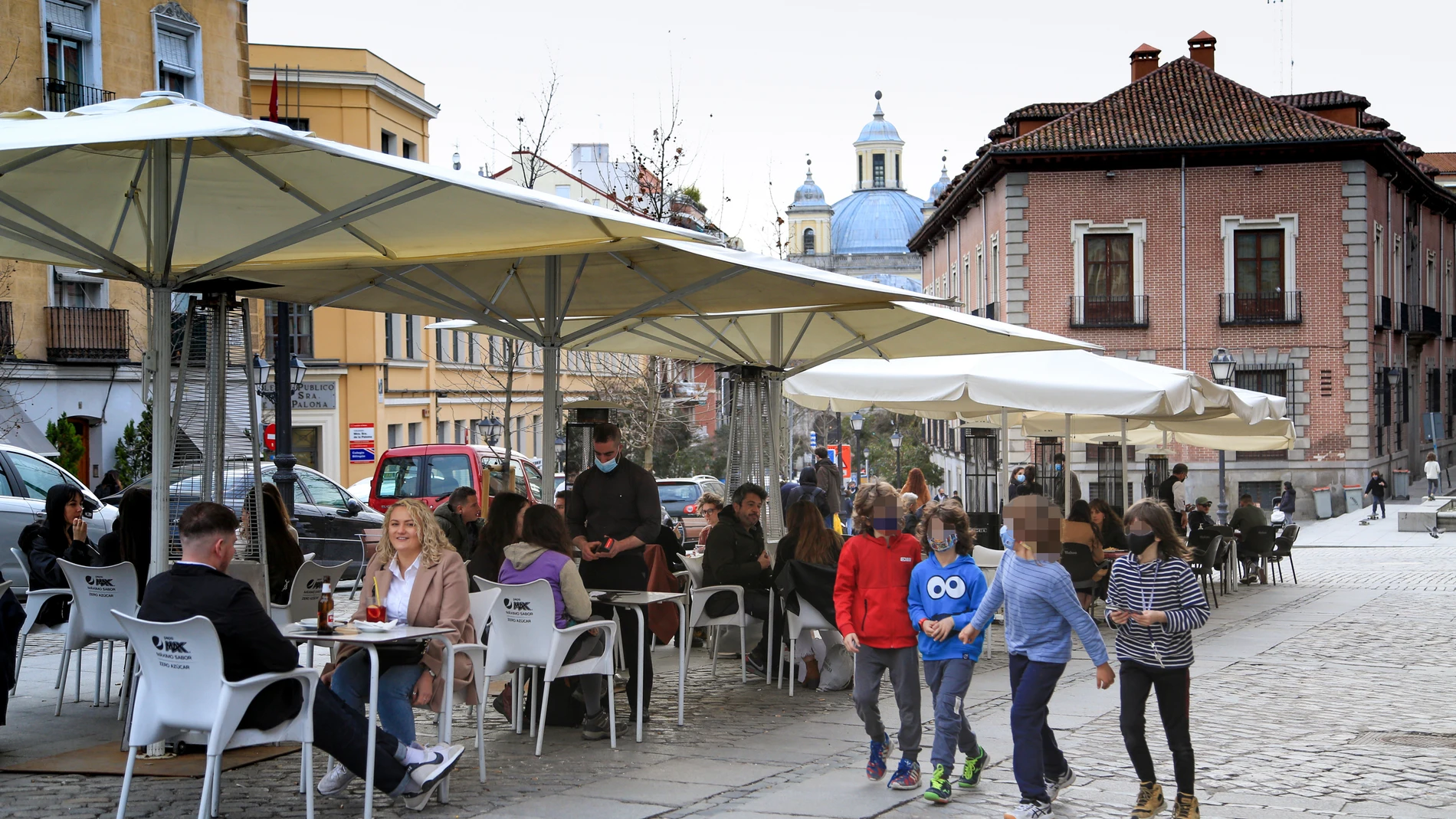 La Comunidad de Madrid amplía el número de personas que pueden compartir mesa en las terrazas, que pasa de cuatro a un máximo de seis