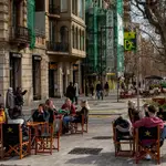 Aspecto de una terraza de un bar en el centro de Barcelona el viernes pasado. La restauración sólo puede abrir hasta las 16.30 horas