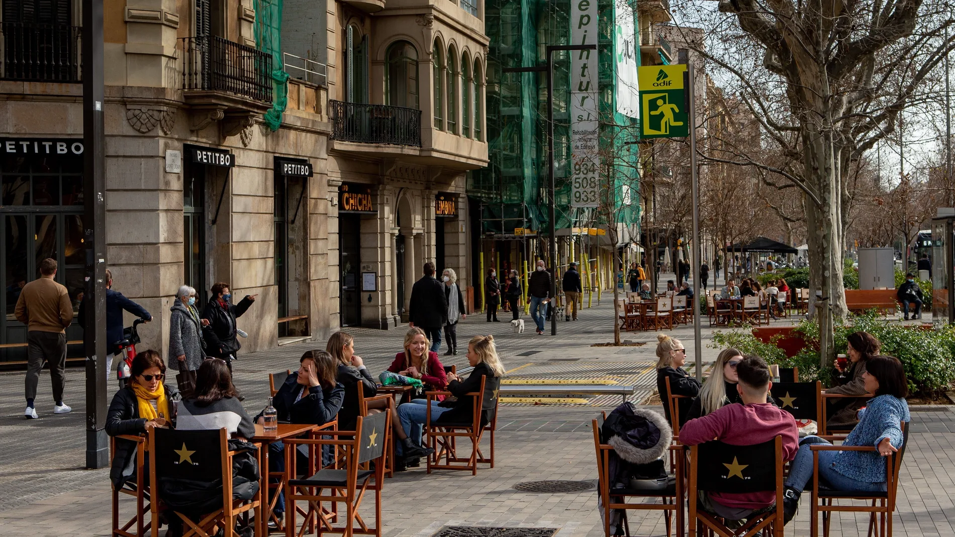Aspecto de una terraza de un bar en el centro de Barcelona el viernes pasado. La restauración sólo puede abrir hasta las 16.30 horas