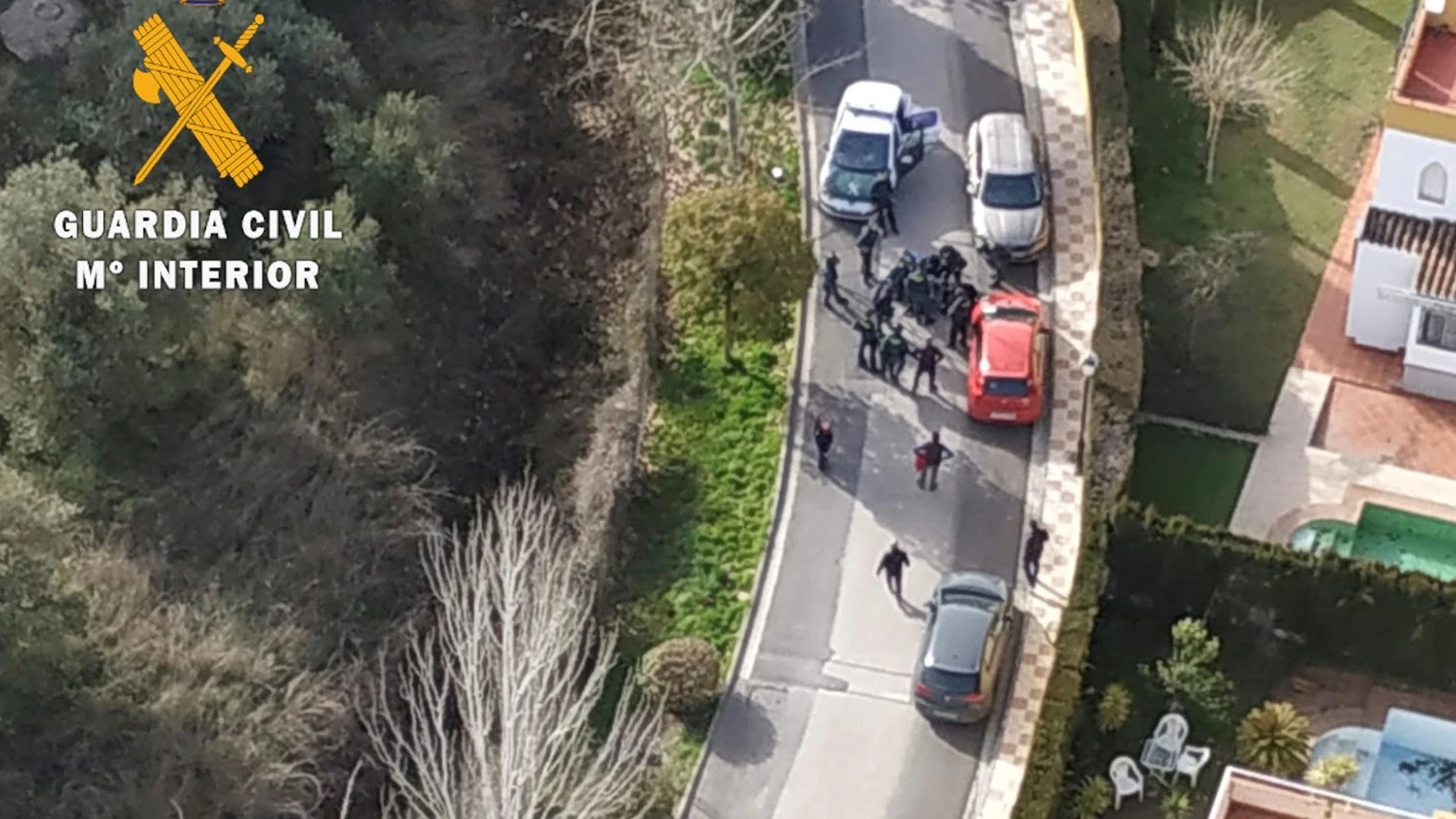Efectivos de la Guardia Civil durante la detención este viernes de un hombre de 34 años por presuntamente apuñalar a una mujer de 29 en Albolote (Granada)