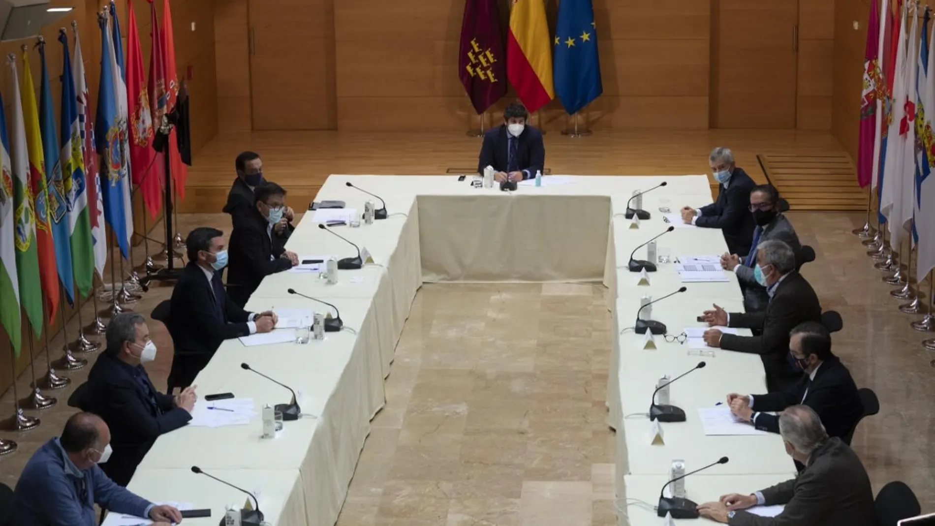 El presidente murciano, Fernando López Miras, junto a los representantes del sector hortofrutícola afectado por el brexit