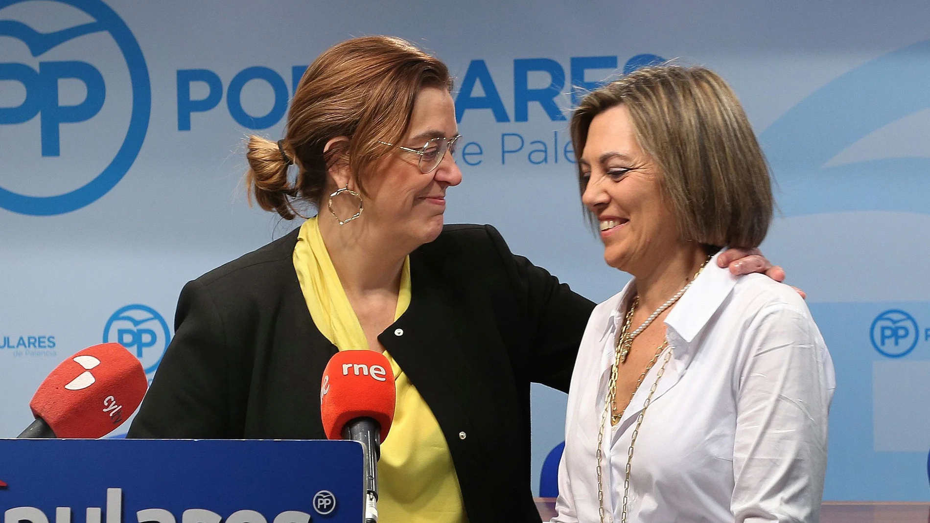 La diputada por Palencia, Milagros Marcos y la presidenta del PP palentino y de la Diputación, Ángeles Armisén