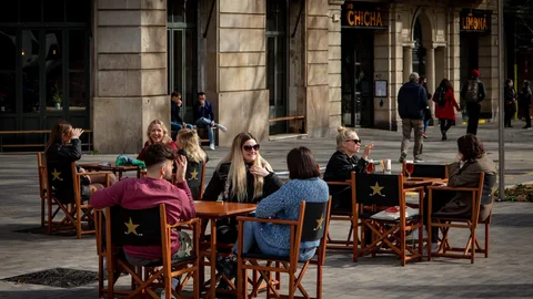 Aspecto de una terraza de un bar en el centro de Barcelona