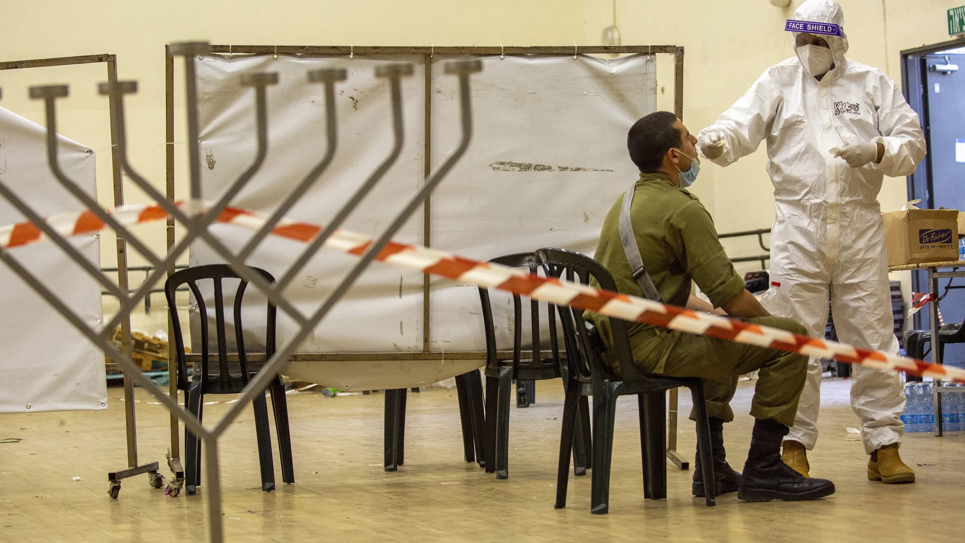 Un médico realiza un test a un soldado en Elad, Israel,