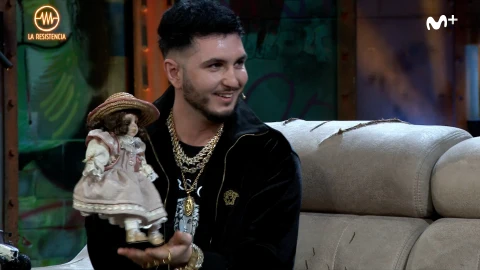 Omar Montes estuvo en 'La Resistencia' y regaló una muñeca a David Broncano.