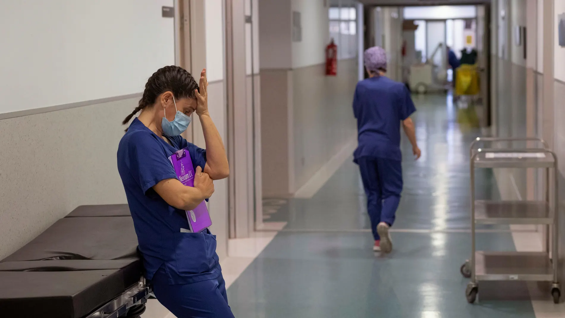 Una enfermera de la Unidad de Cuidados Intensivos (UCI) del Hospital Santa Lucia de Cartagena