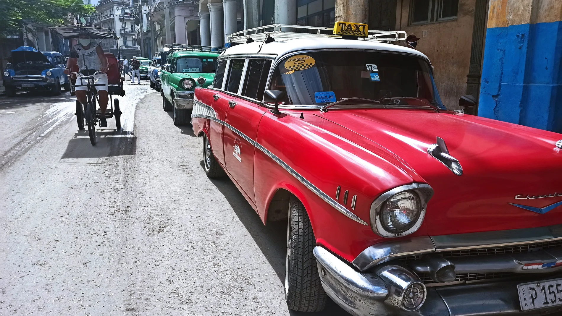 Fotografía que muestra varios autos clásicos utilizados como taxis , en La Habana