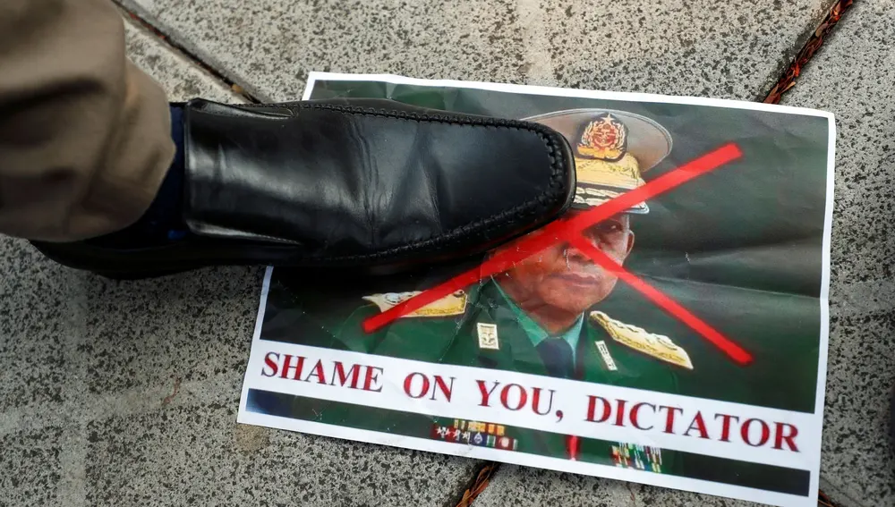 Una persona pisa una foto del líder de la Junta Militar de Birmania, Min Aung Mlaing