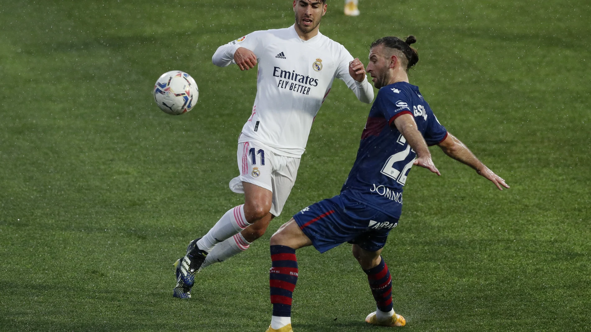 Marco Asensio contra Gaston Silva en el Huesca-Real Madrid de LaLiga Santander